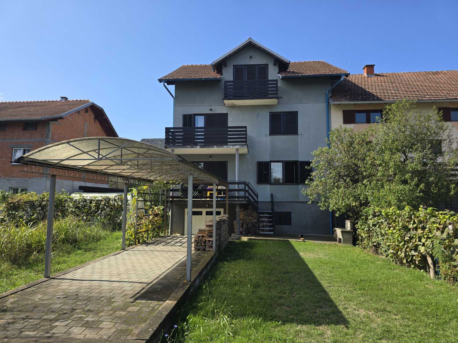 KUĆA SA TRI STANA  GRADIŠKA
