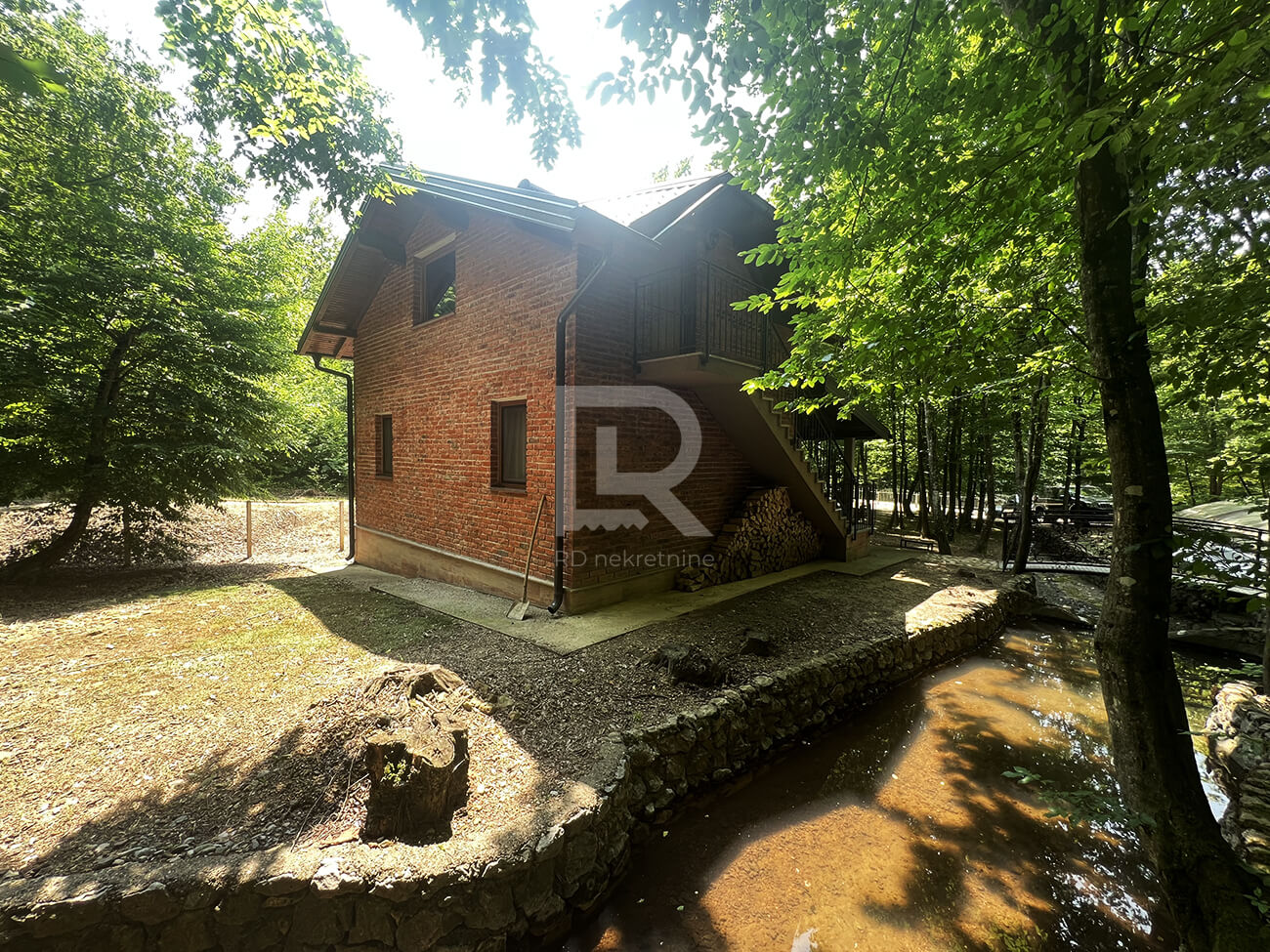 Vikendica u Šušnjarima na parceli od 5324 m2, sa bazenom
