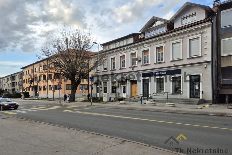 STROGI CENTAR TUZLE Lijep i svijetao trosoban stan površine 83 m2